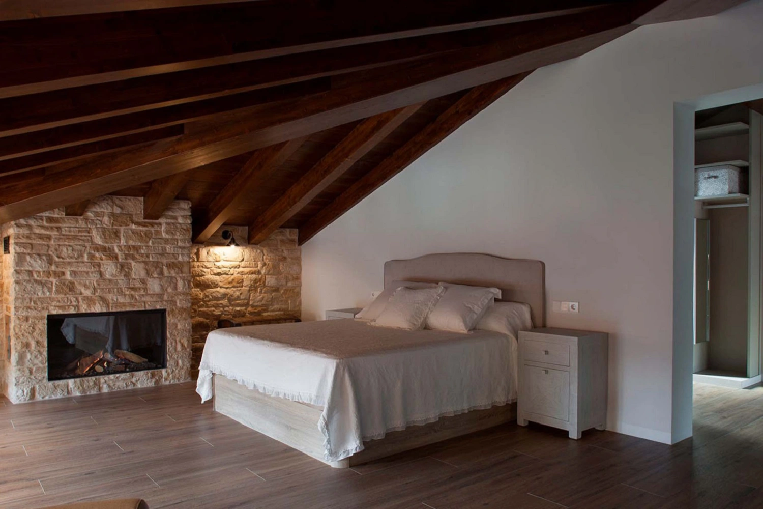 Przytulna i elegancka sypialnia na poddaszu od Marazzi